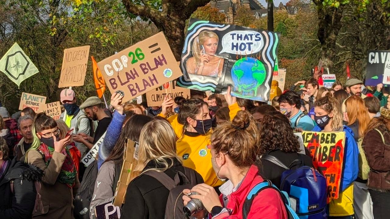 Activistas jóvenes protestan contra la inacción climática en la COP26