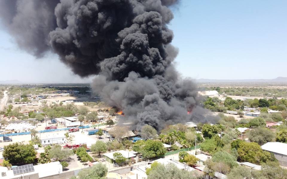 Incendio en corralón municipal quema 20 autobuses urbanos en Hermosillo eldoldehermosillo.com.mx