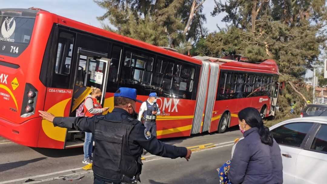 Metrobús choca contra árbol