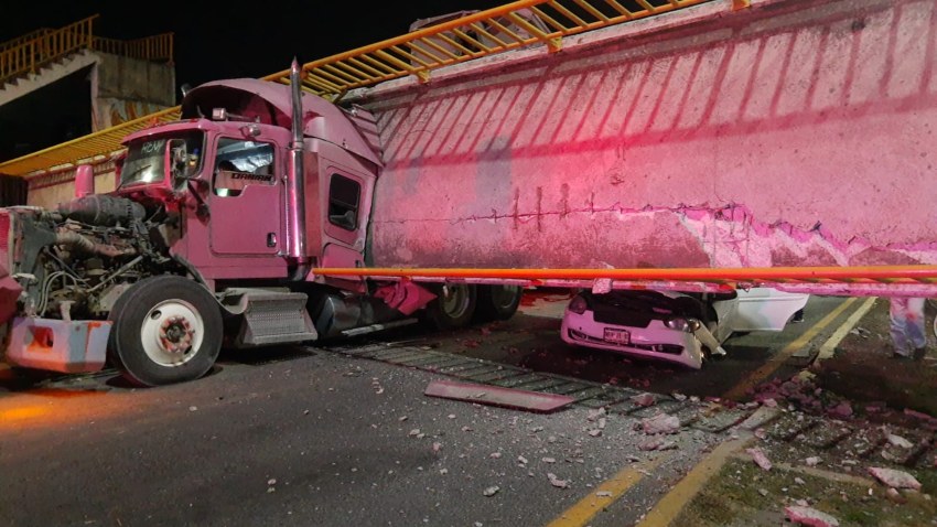 Tráiler derriba puente peatonal en la México-Texcoco