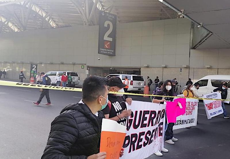 Papás de niños con cáncer bloquean la Terminal 1 del AICM