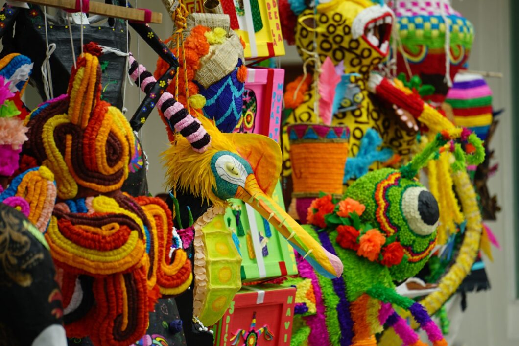 Premian a los ganadores del 15° Concurso de Piñatas Mexicanas