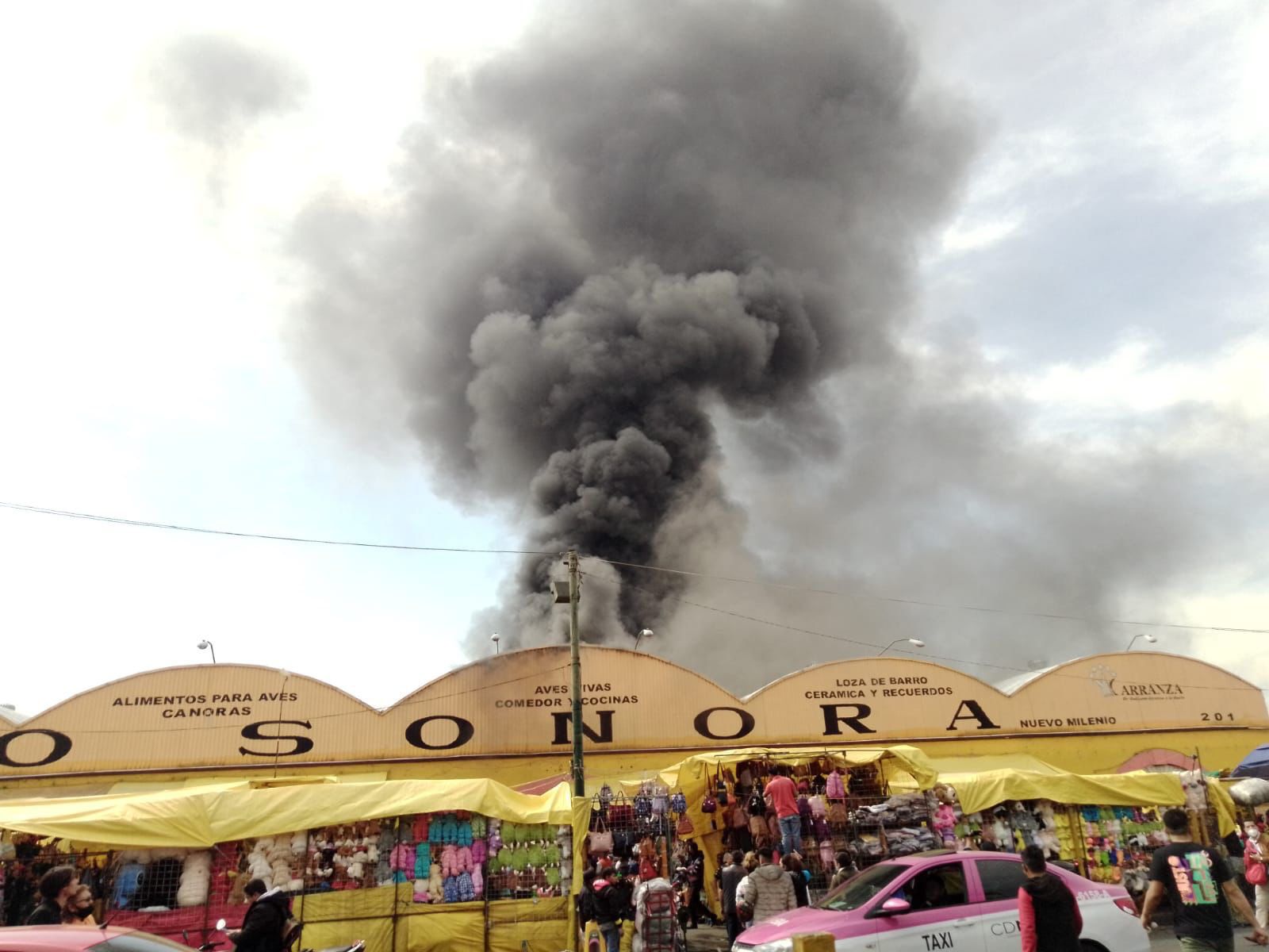 Se registra fuerte incendio en el Mercado de Sonora