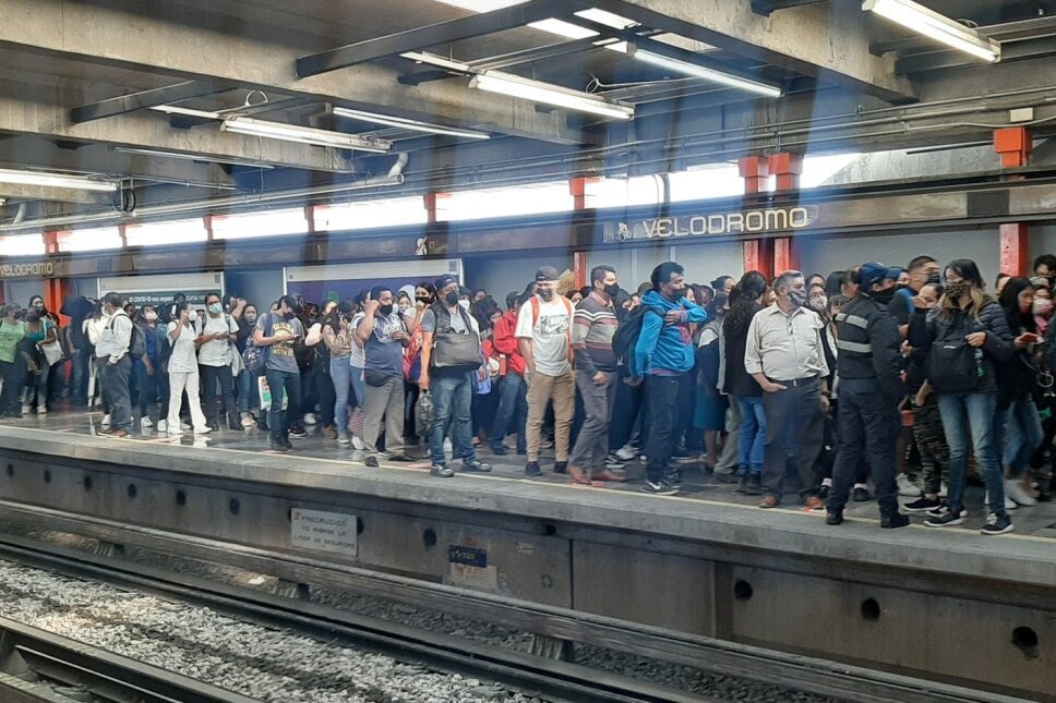 Suspenden servicio en tres estaciones de la Línea 9 del Metro