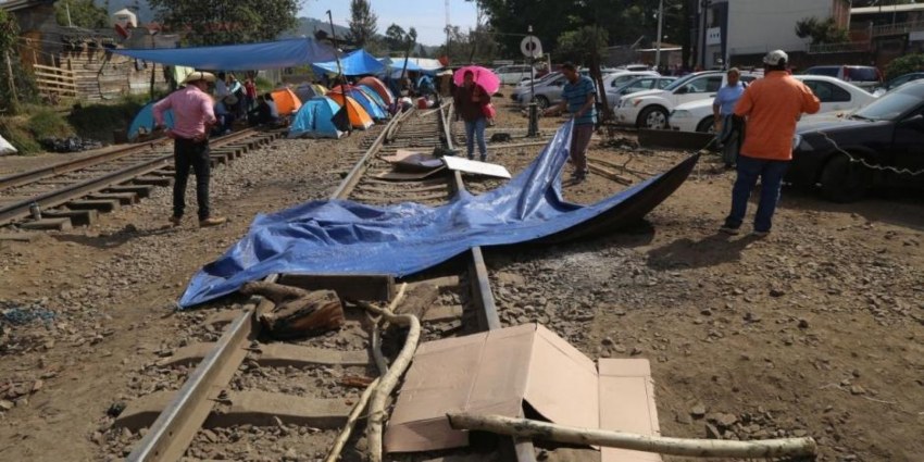 Maestros de la CNTE liberan vías de ferrocarril en Michoacán, luego de tres meses