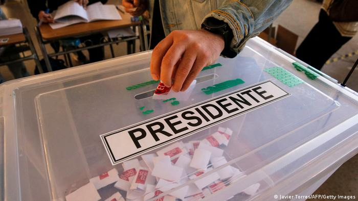 José Kast de ultraderecha toma la delantera en las elecciones de Chile 2021 mientras que el izquierdista Gabriel Boric lo secunda.