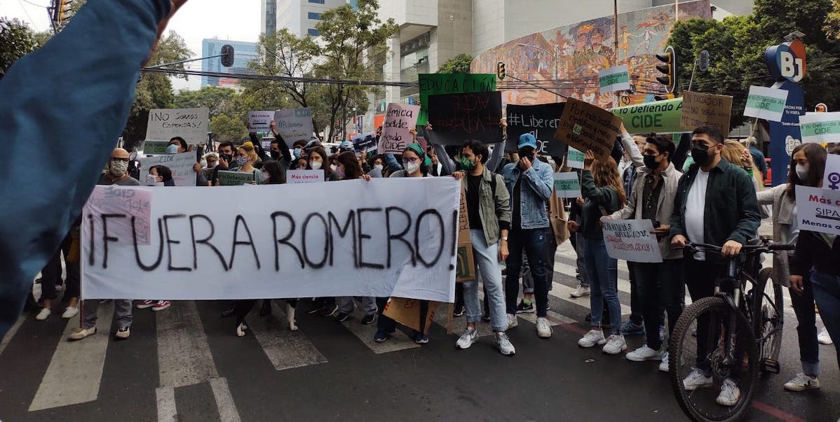 Se manifiestan estudiantes del CIDE enfrente de las oficinas del Conacyt para pedir la destitución de director interino Romero Tellaeche.