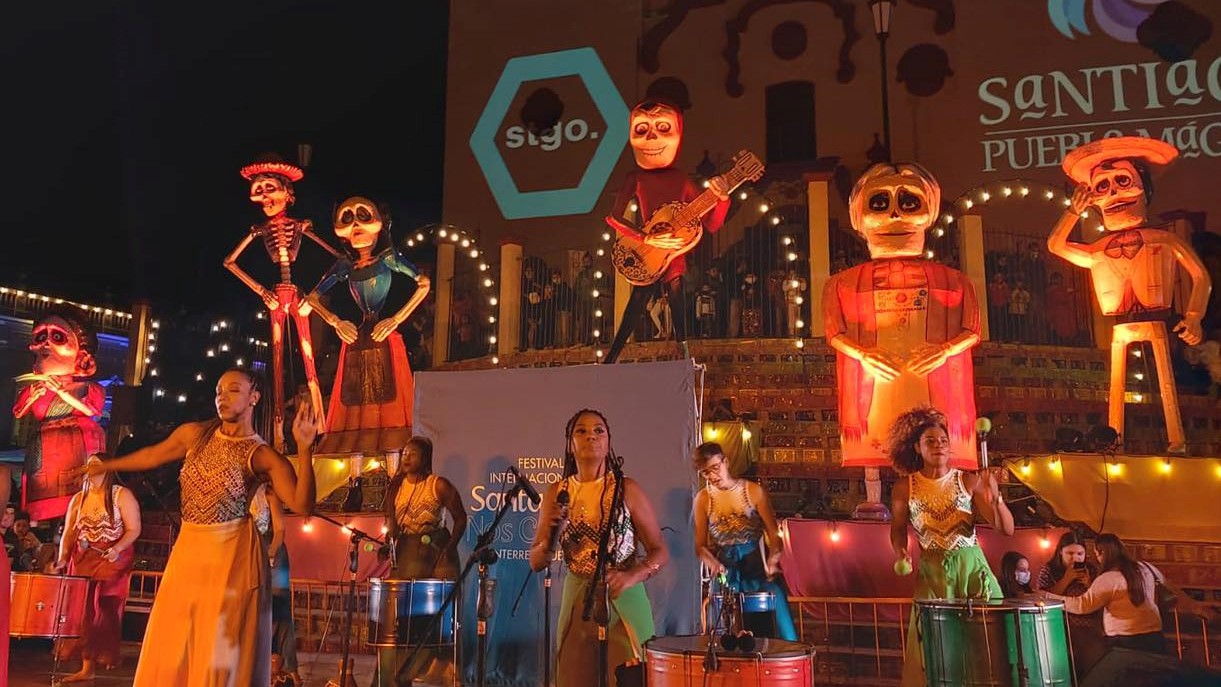 Personajes de la película Coco llegan al pueblo mágico de Santiago, en la séptima edición de Altares de los Nuestros en Nuevo León.