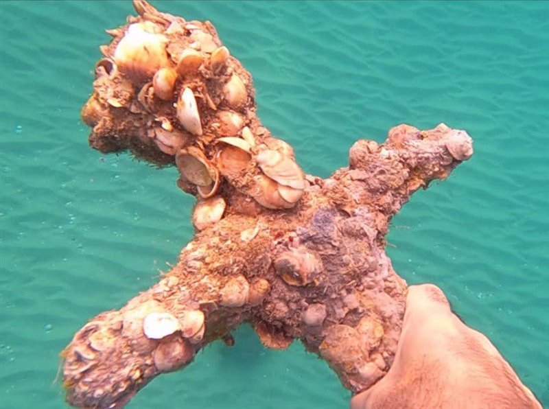 Hallan espada de las cruzadas en la costa de Haifa, Israel