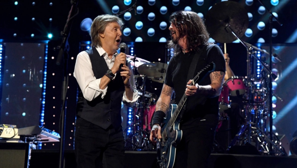 Foo Fighters toca junto a Paul McCartney en ceremonia del Salón de la Fama 2021