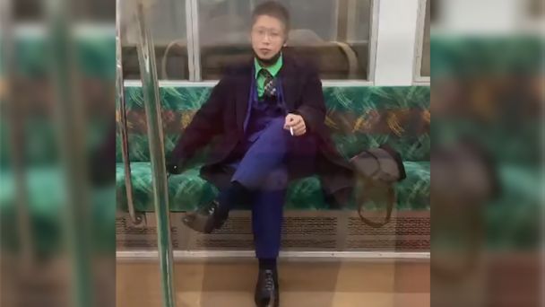 Un joven disfrazado de Joker hiere al menos a 17 personas con un cuchillo luego de subir al tren en Tokio, causando pánico entre las personas.