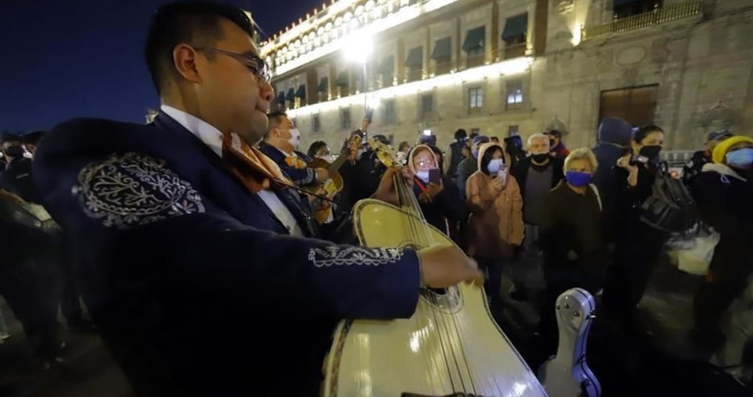 Llevan serenata al presidente AMLO por su cumpleaños a las afueras de Palacio Nacional donde se reunieron los simpatizantes.