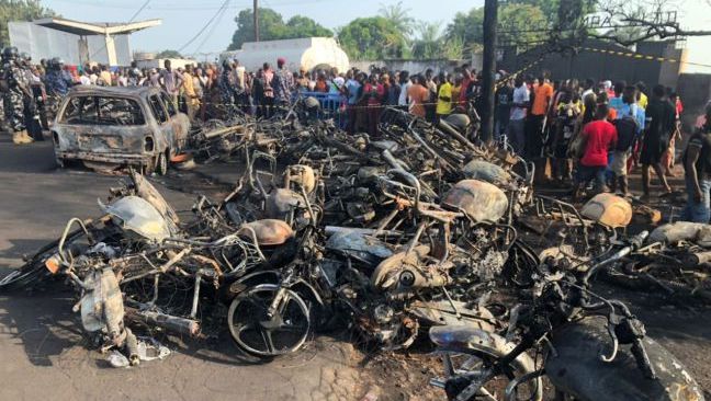 Sierra Leona declara luto nacional por la muerte de 101 personas en explosión tras el impacto de un camión de combustible a un remolque.