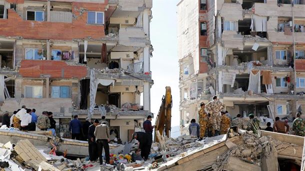 Dos fuertes sismos sacuden Irán, se reporta un fallecido y varias personas fueron llevadas al hospital por traumatismo.