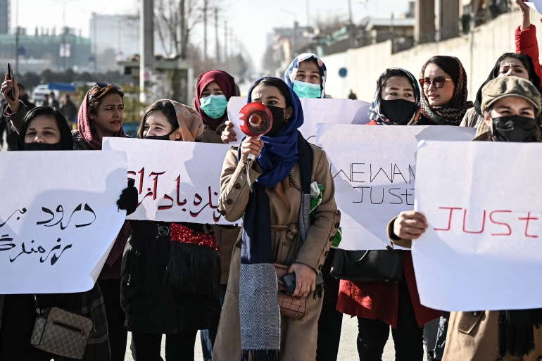Las mujeres afganas piden derechos, protestan por presuntos asesinatos por los talibanes