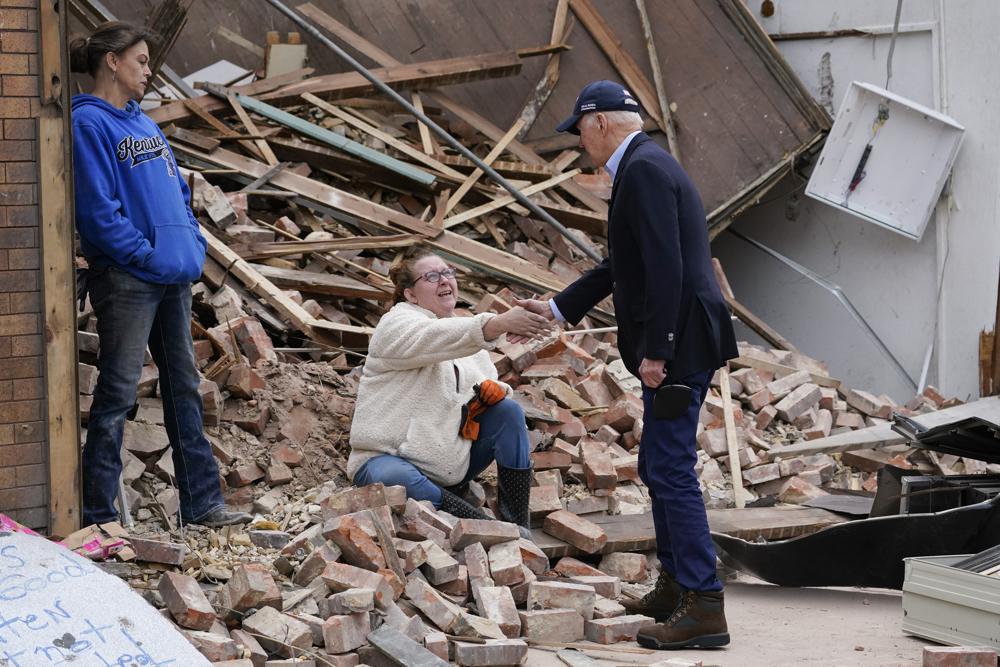 Biden promete hacer “lo que sea necesario” para ayudar a las víctimas de tornados en Kentucky