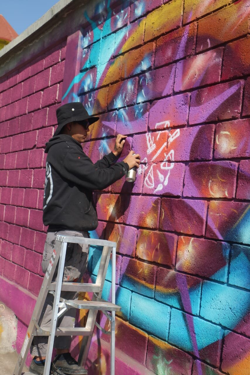 Impulsa Marco Cruz pinta de murales en Mercado de San Pablito para evitar vandalismo