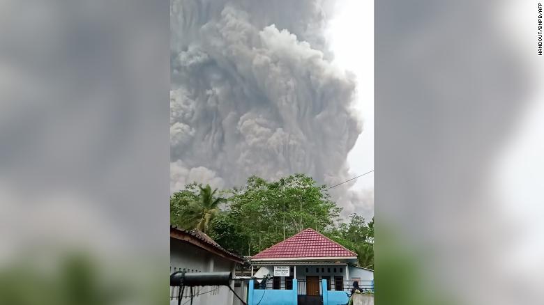 Miles huyen mientras entra en erupción el volcán Mount Semeru de Indonesia