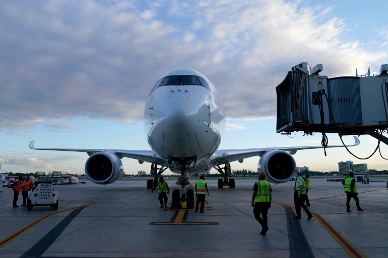 Las aerolíneas globales cancelan 2.000 vuelos a medida que Omicron se propaga