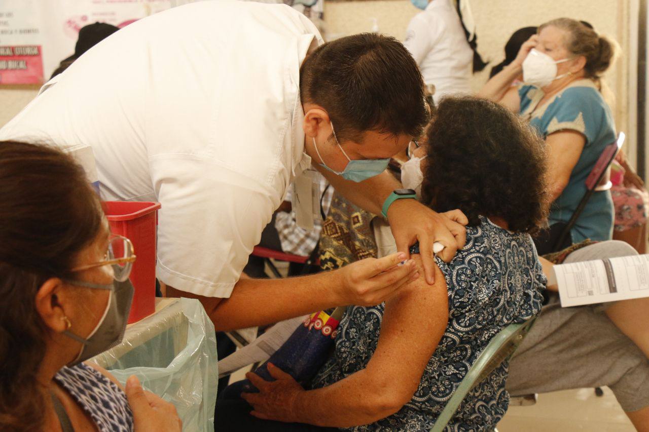 Adultos mayores de 24 municipios de Yucatán recibirán su refuerzo anticovid