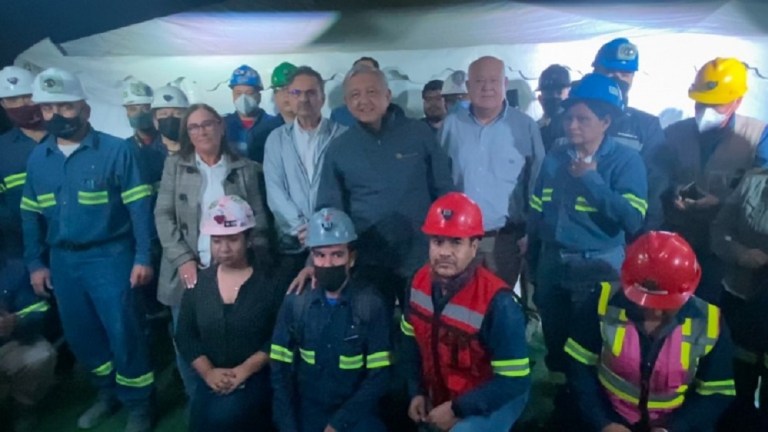 AMLO visitó la mina fosfórica en Baja California Sur