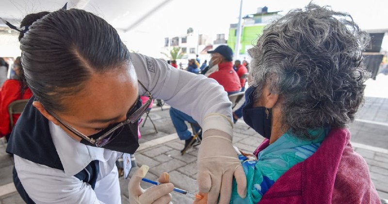 CDMX inicia aplicación de vacuna de refuerzo en adultos mayores de siete alcaldías