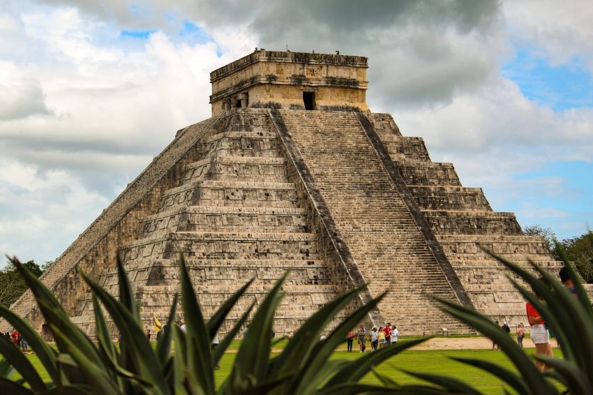 INAH advierte de falsos vuelos de globos aerostáticos sobre Chichén Itzá