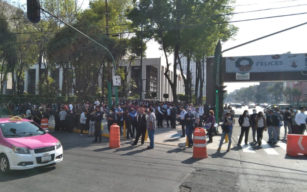 Desalojan oficinas de Secretaría de Finanza de CDMX por amenaza de bomba; resultó falsa