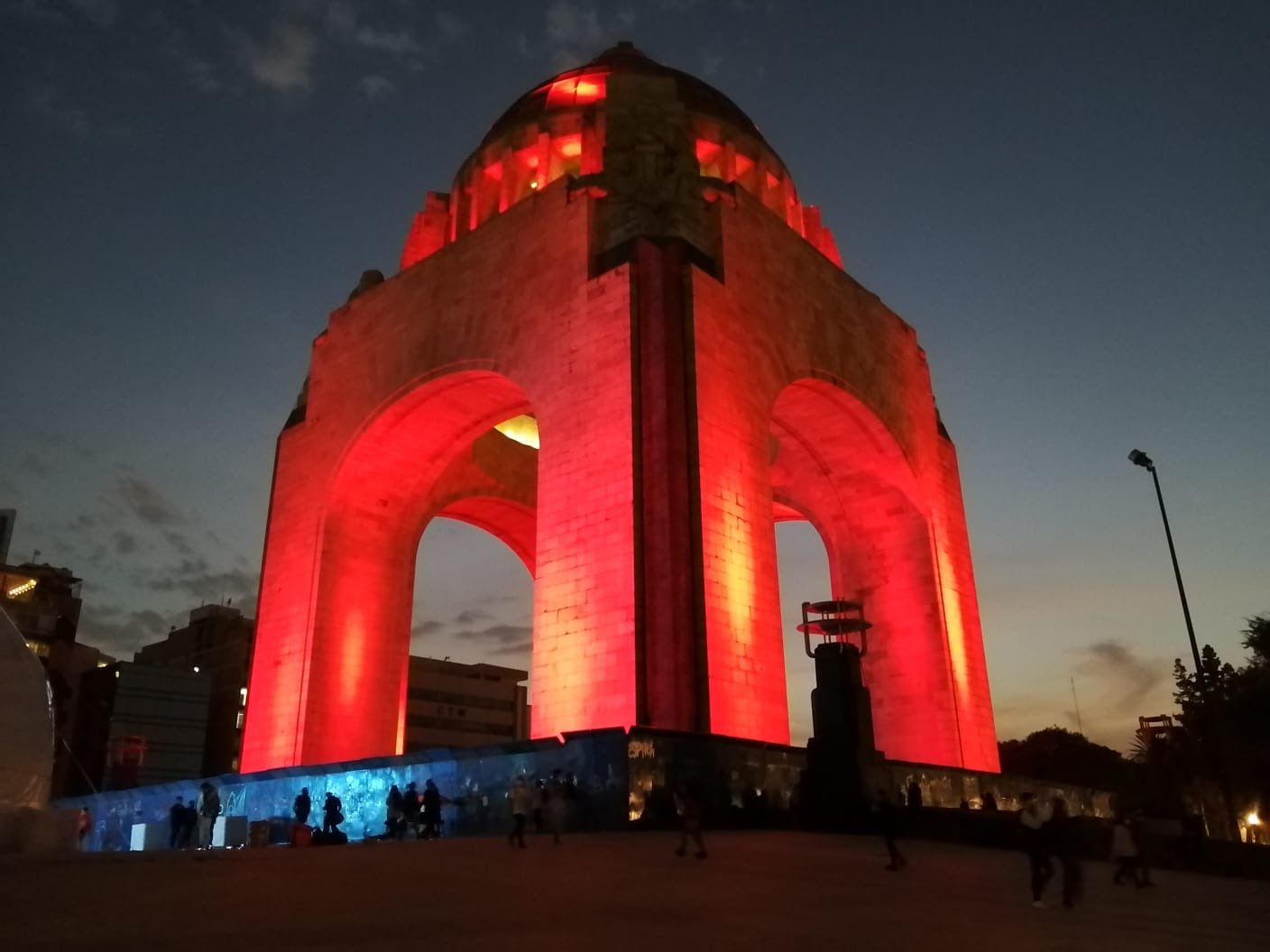 Iluminan de rojo edificios y monumentos de CDMX por Día Mundial de la Lucha contra el Sida