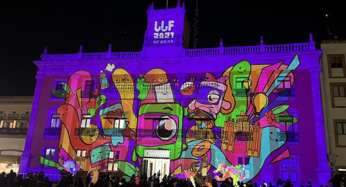 Ale Gutiérrez reconoce talento de jóvenes en el León Ligth Fest 2021, concurso de video mapping lleno de luces y color.