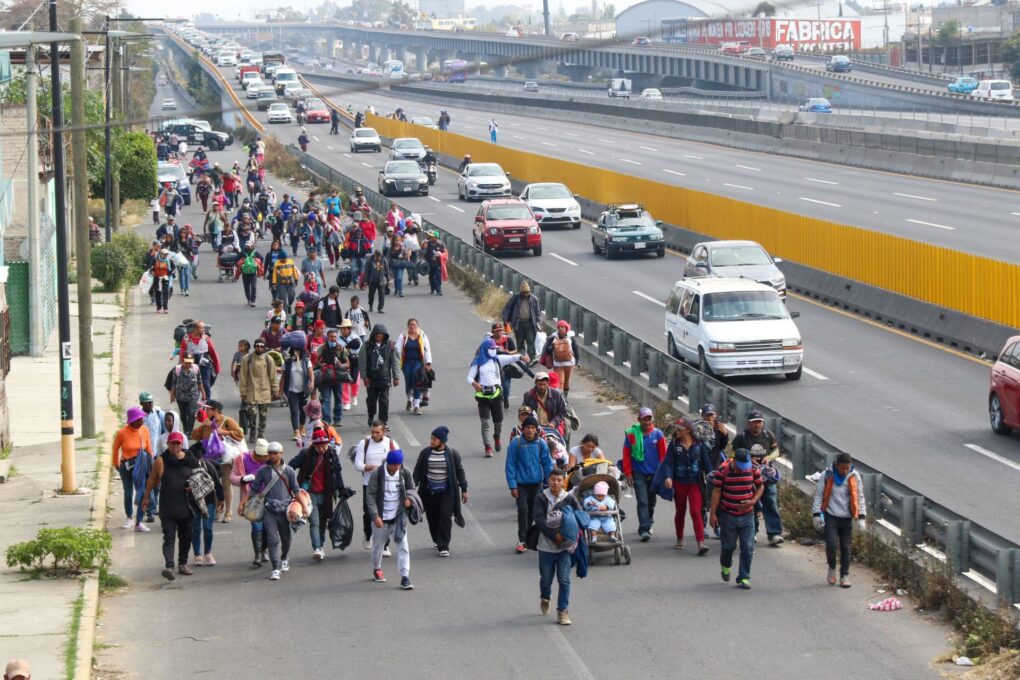 Migrantes y policías se enfrentaron en la México-Puebla
