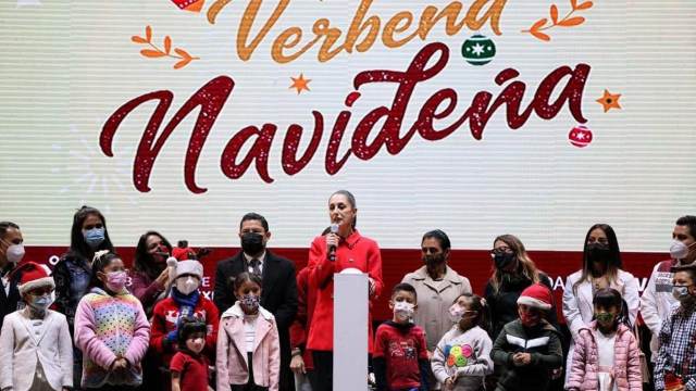 Sheinbaum inaugura la verbena navideña en el Zócalo