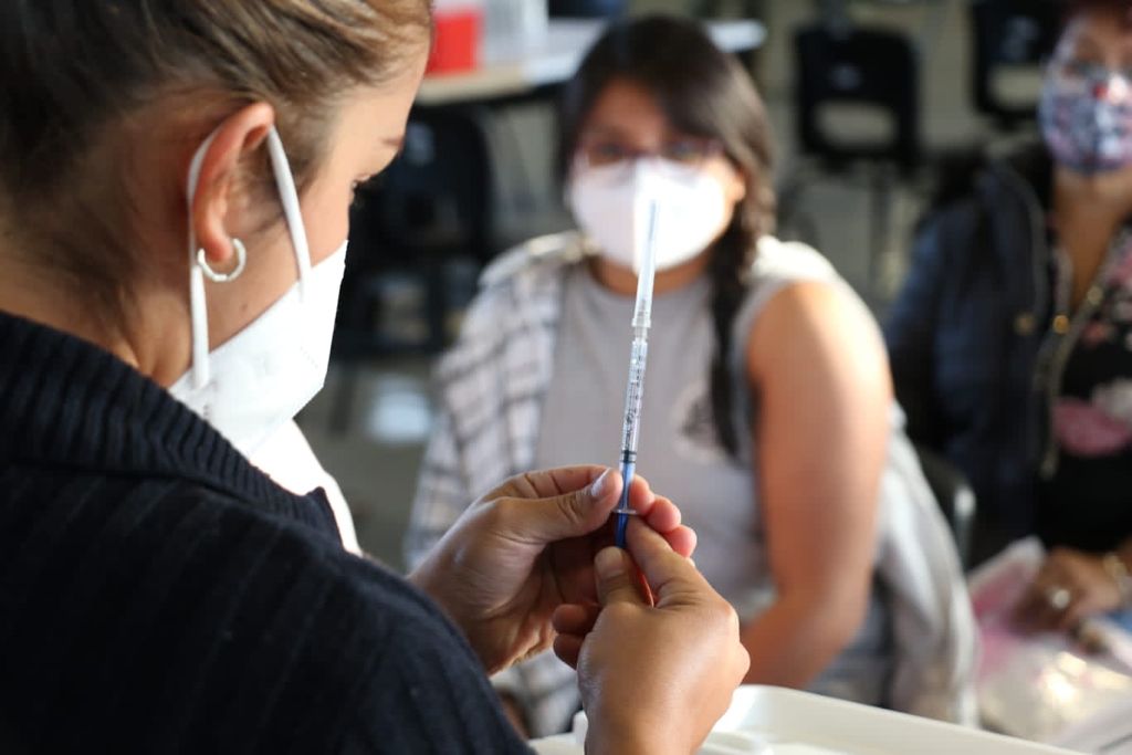 Suspensión de vacunación anticovid en Biblioteca Vasconcelos sorprende a adolescentes