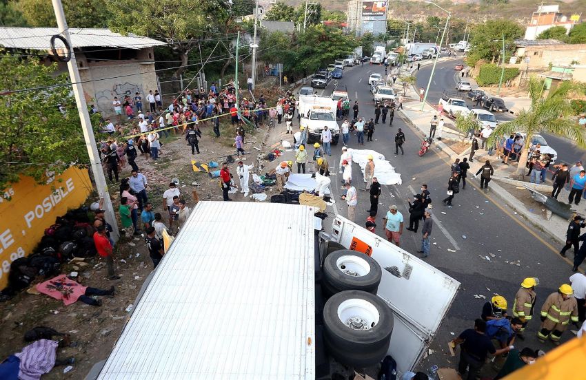 Mueren 55 migrantes tras volcadura de tráiler en Chiapas