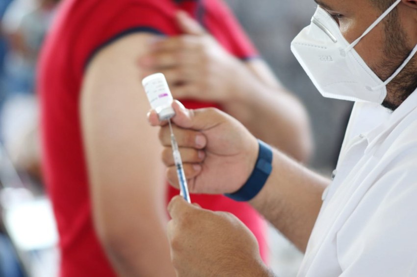 Profesores de Colima recibirán AstraZeneca como refuerzo de vacuna Covid