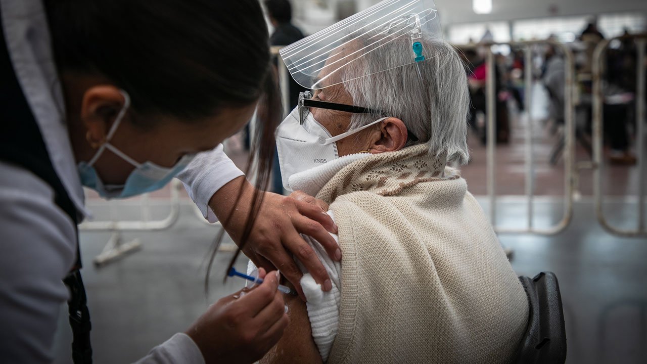 Vacunas de refuerzo en adultos mayores serán con AstraZeneca: López-Gatell