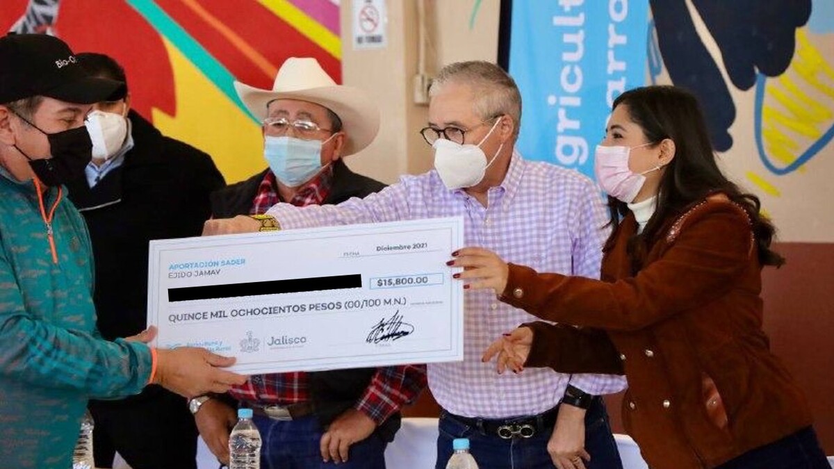 Gobierno de Jalisco entregó apoyos económicos a productores afectados por el Huracán Nora