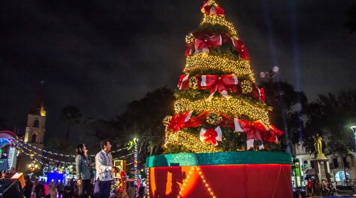 Alcalde de Matamoros enciende árbol de Navidad y se electrocuta, el video difundido en redes sociales se hizo viral al instante.