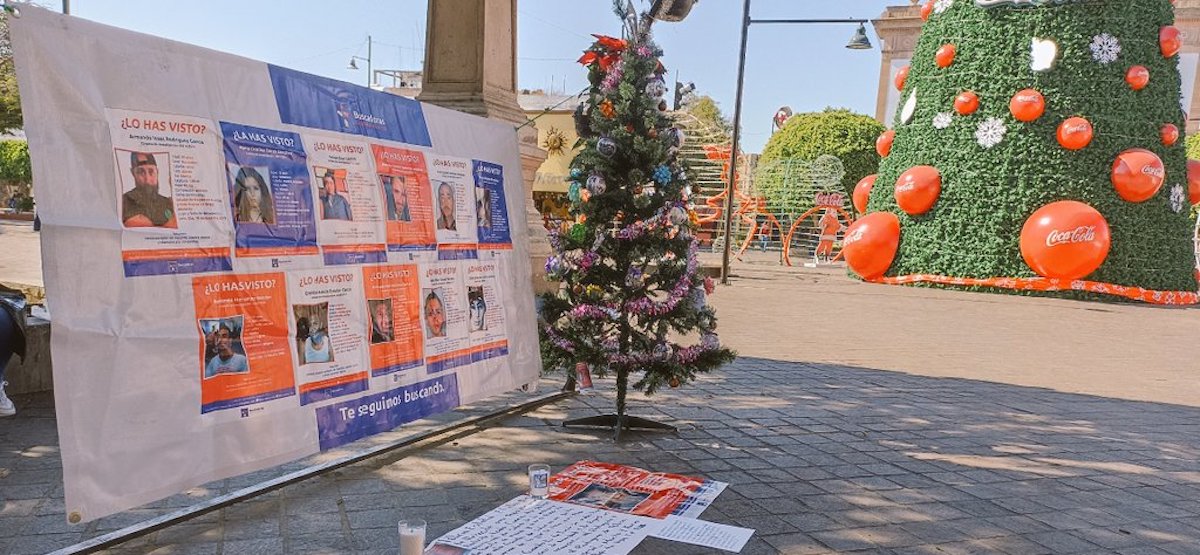 Colectivo adorna árbol de navidad con esferas que portaban el nombre de sus familiares desaparecidos en León, Guanajuato.