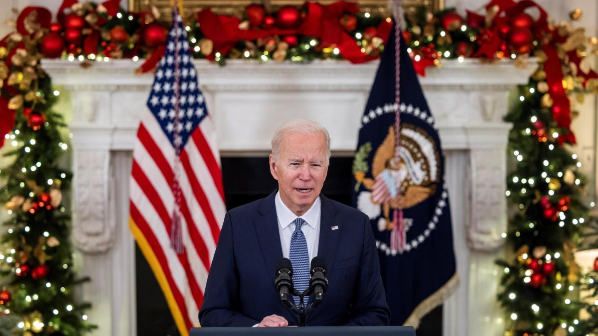Biden anuncia nuevas medidas ante aumento de casos de la variante Ómicron en EE.UU.