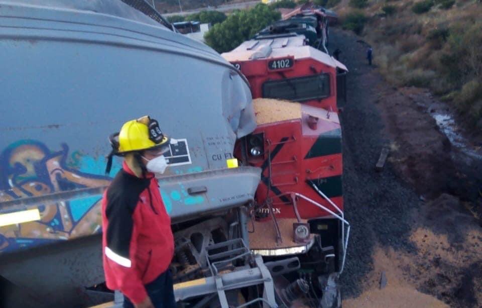 Choque frontal de trenes deja cinco lesionados y cuantiosos daños, debido al impacto que tuvo un vagón con una vivienda de la zona.