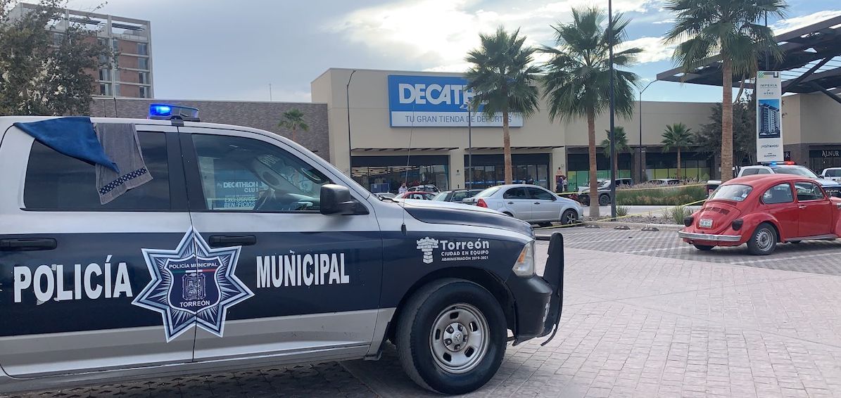 Reportan disparos afuera de centro comercial en Torreón, debido a que autoridades de la entidad realizaban el aseguramiento de una pareja.