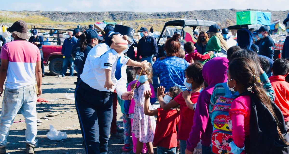 En Tamaulipas la policía estatal entrega juguetes y despensas durante la Navidad a las familias en situación de vulnerabilidad.