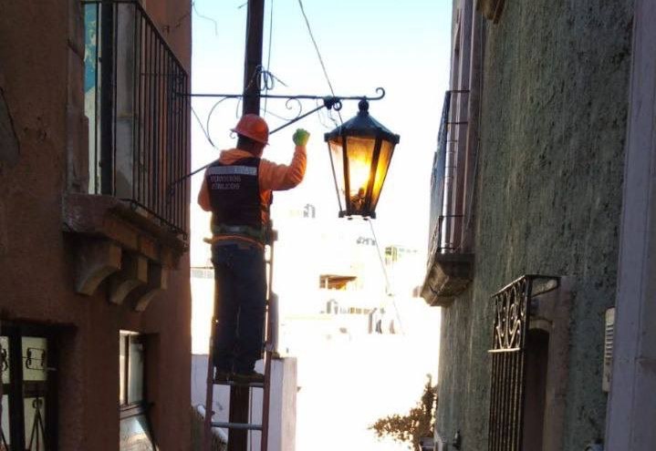 La capital zacatecana se ilumina con tecnología LED amigables con el medio ambiente, el compromiso es alumbrar todas las colonias posibles.