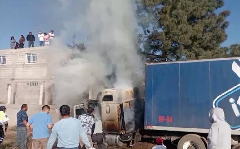 Se incendia tráiler en accidente sobre la México-Puebla, cuando el conductor circulaba sobre dicha autopista.