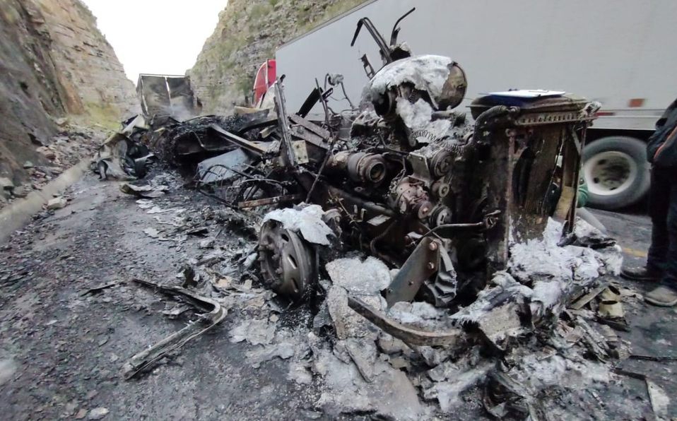 Incendio de tráiler provoca cierre de carretera Monterrey-Nuevo Laredo, no hubo personas lesionadas ni afectación a otros vehículos.