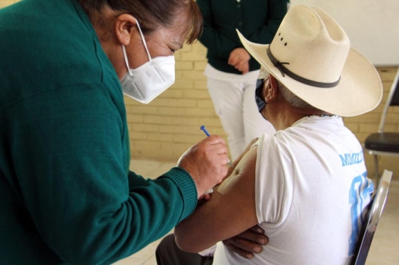 Inician vacunación de la tercera dosis para adultos mayores en Guanajuato, la marca de la vacuna para el refuerzo es AstraZenca.