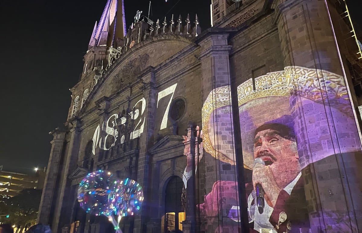 Proyectan a Vicente Fernández en la Catedral Tapatía en homenaje a su muerte y también como parte del festival 