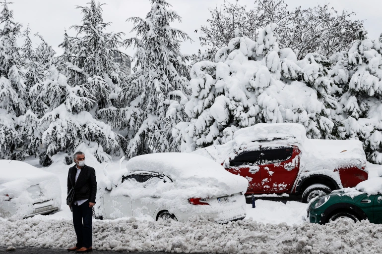 Las fuertes nevadas paralizan la vida en Estambul