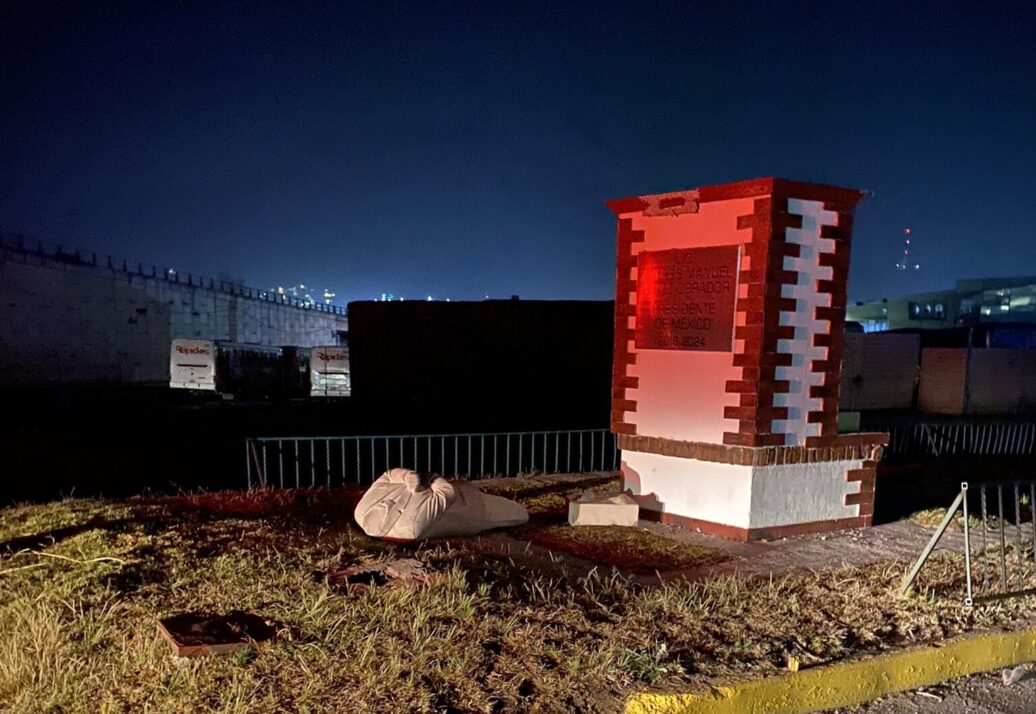 Estatua de AMLO en Atlacomulco es derrumbada en las primeras horas del 2022